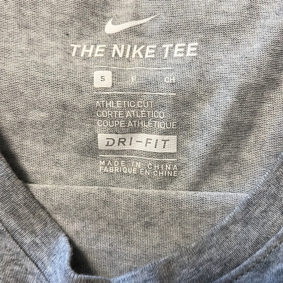 Size small Nike tee - Picture 3 of 3